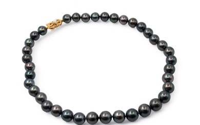 MIKIMOTO Collier composé de 38 perles de culture de Tahïti (diamètre 9,4mm environ), le fermoir...