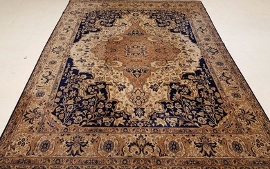 Mechanical carpet with beige and blue flowers, Length. 354 x...