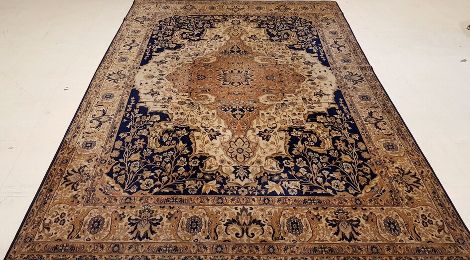 Mechanical carpet with beige and blue flowers, Length. 354 x...