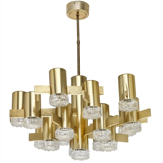 NOT SOLD. Gaetano Sciolari: A chandelier of brushed brass and brass plated metal. 16 lights with glass shades with geometric patterns in relief. – Bruun Rasmussen Auctioneers of Fine Art