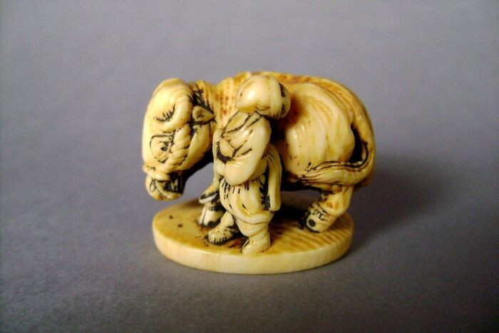 Netsuke - Elephant ivory - netsuke en ivoire. Ushidoji menant un boeuf. Japon époque Edo (1603-1868 ) - Japan - 19th century