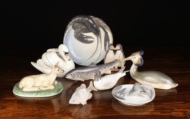 Neuf pièces de porcelaine Royal Copenhagen d'époque : Un oiseau grèbe n° 3263, une mouette...