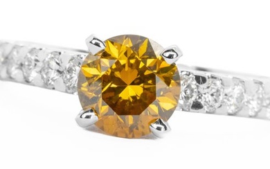 No Reserve Price - Natural Fancy Deep Orange-Yellow - I1 & VS side Diamonds Ring - White gold - 1.28ct. Diamond