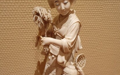 Okimono - Ivory - Lady with child - With signature 'Yukitoshi' 之利 - Japan - Late 19th century (Meiji period)