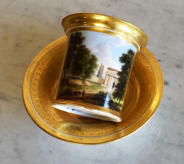 PARIS (?) : GRANDE TASSE en porcelaine dorée... - Lot 135 - Ferri & Associés