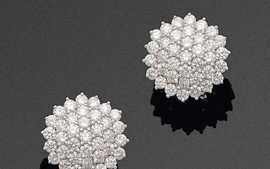 Pair of elegant diamond earrings