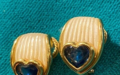 Pair of 750 °/°° gold ear clips centered with a...