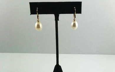 Pair of 750°/°° gold sleepers holding a freshwater cultured pear pearl in pendants, Gross weight: 4,37g