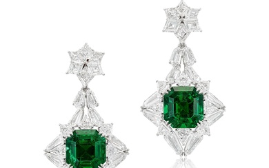 Pair of Emerald and Diamond Pendent Earrings | 8.89 及 8.89克拉 天然「哥倫比亞」無油祖母綠 配 鑽石 耳墜一對