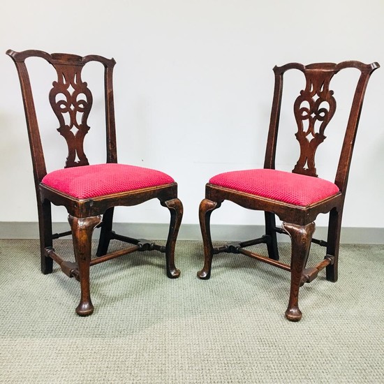Pair of Georgian Oak Side Chairs, England, mid-18th century, shaped crest rails, pieced splats, slip seats, turned stretchers, and cabr