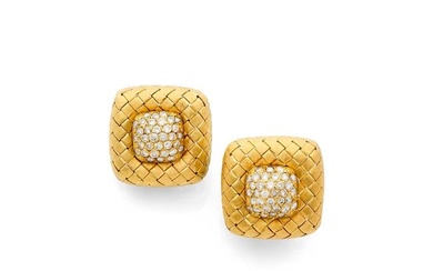 Pair of square earrings in 18k yellow gold (750‰) guilloché wickerwork, adorned in the