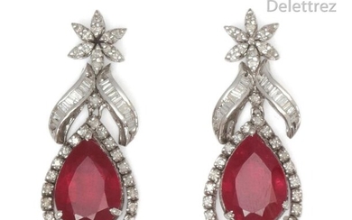 Pair of white gold earrings, each adorned with a pear-shaped red stone in a setting of brilliant-cut diamonds and baguette diamonds. P. Brut : 15.5 g. (stem clasp)