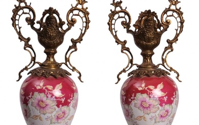 Paire de vases en porcelaine émaillée avec décoration florale et monture en bronze doré. Espagne,...