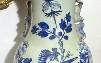 Paire de vases en porcelaine émaillée bleu sur fond céladon. Chine Hauteur : 44 cm...