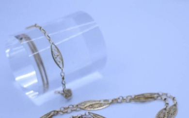 Parure en or jaune (18Kt) comprenant un bracelet et un collier à mailles filigranées. Long...