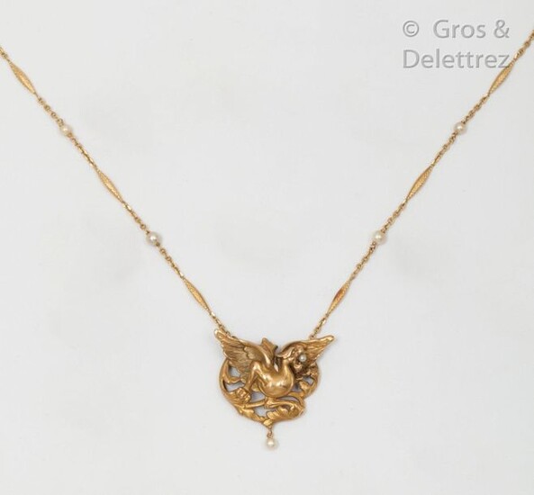 Pendant necklace in yellow gold, decorated with a chiselled chimera adorned with pearls. The necklace is composed of spindle links alternating with cultured pearls. Length: 50cm. Gross weight: 13.2g.