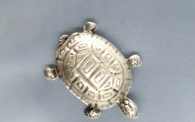 Pendentif porte-photo Cartier en argent sous forme de tortue. Travail italient, signé Cartier en son...