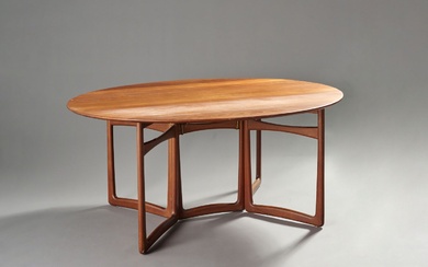 Peter HVIDT (1916-1986) Table à volets à piétement gateleg en teck. Piétement en forme de...