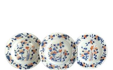 Plate (3) - Set van 3 florale 18e-eeuwse Imari borden. China, Kangxi. - Porcelain