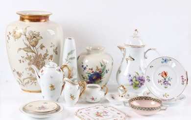 Porcelaine de Chine. 20e siècle. Différentes manufactures. 15 pièces. Hutschenreuther, Krautheim, Dresde et Weimar. Peinture...