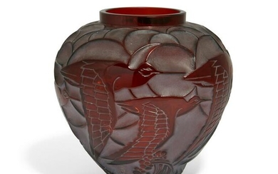 R Lalique amber glass vase: Courlis, 1085