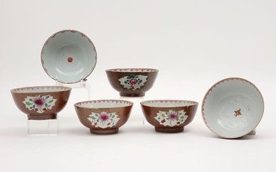 Reeks van zes achttiende eeuwse bowls in Chinees "Capucijner" porselein met Famille Rose-decor - diameter...