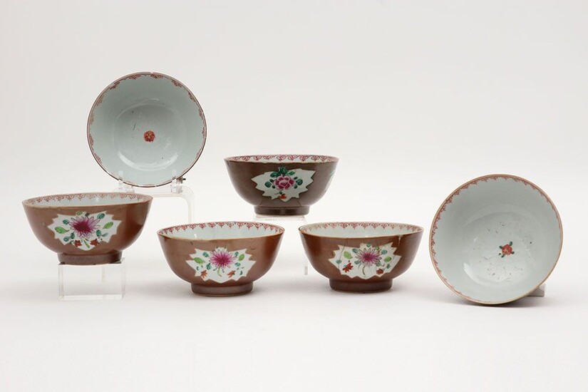 Reeks van zes achttiende eeuwse bowls in Chinees "Capucijner" porselein met Famille Rose-decor - diameter...
