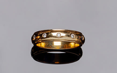 Ring-alliance in solid yellow gold setting, with an outer...