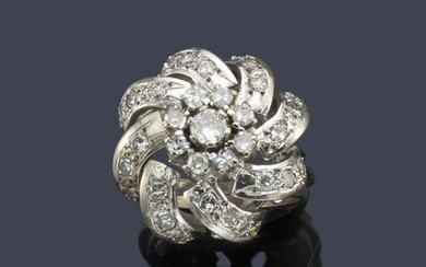Ring in 18K white gold with a central rosette motif