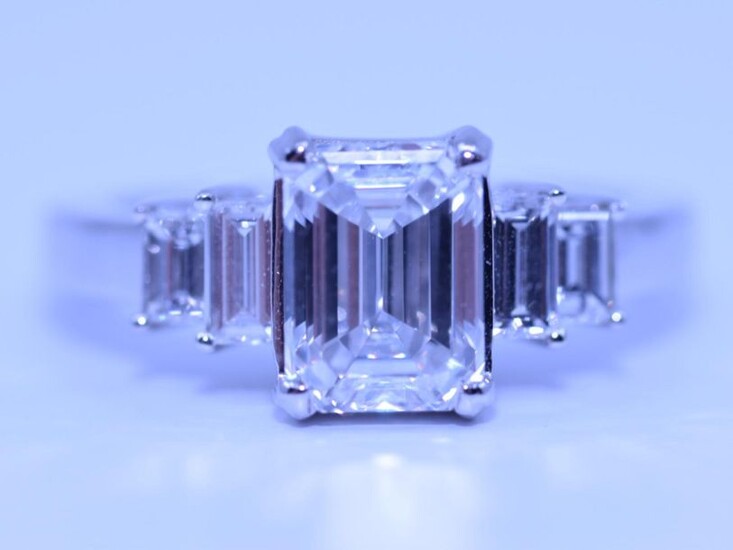Ring in 18ct white gold with beautiful emerald cut diamonds...