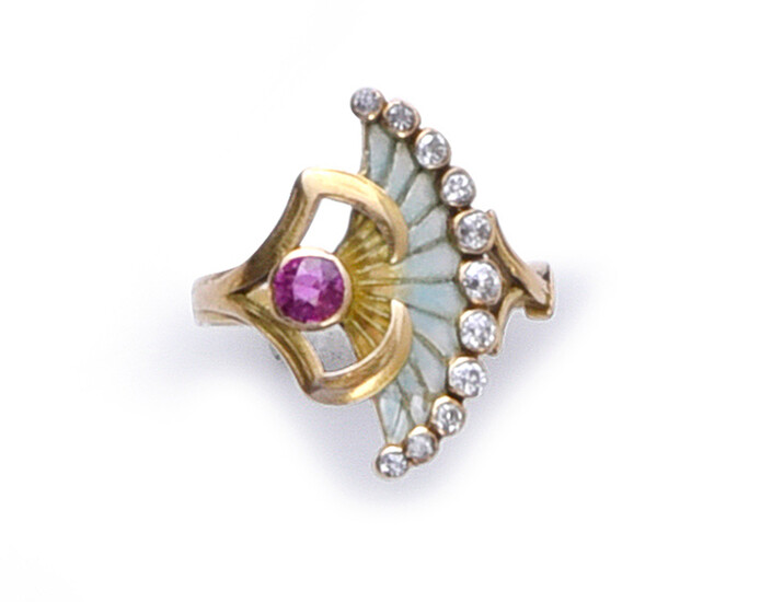 Ring in 750th gold, adorned with a ruby from which escapes a fan-shaped pattern in pale blue plique enamel, underlined by a line of old-cut diamonds in closed setting (small enamel shock).