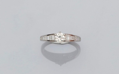 Ring in white gold, 750 MM, centered on a brilliant-cut diamond weighing 0.45 carat and supported by slightly falling baguette-cut diamonds, total baguettes: 0.80 carat, size: 54, weight: 3.6gr. rough.