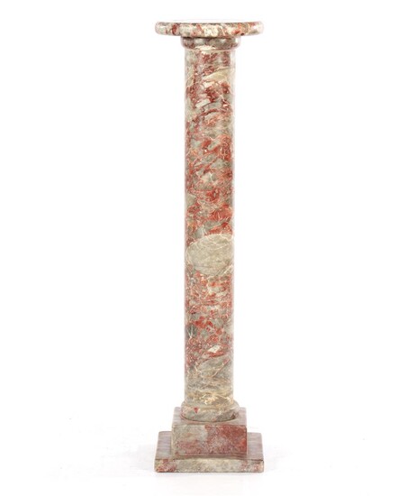 (-), Rood en grijskleurige marmeren piedestal, 102 cm...