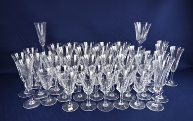 SAINT LOUIS, Partie de service de verres en cristal comprenant : 11 flutes, 11 verres...