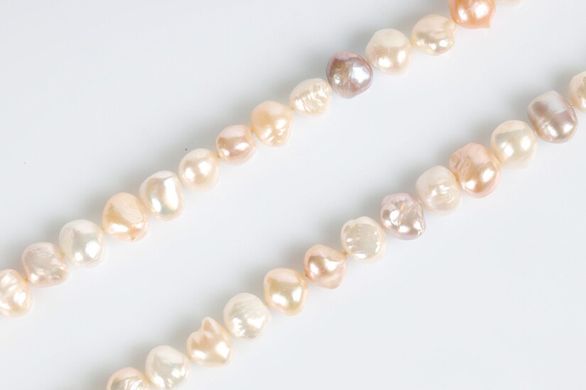 Sautoir en perles de culture naturelles multicolores de forme baroque. Long. 1,20 m