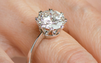 Solitaire ring in 18kt white gold with brilliant cut diamond.