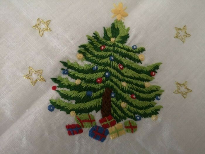 Spectacular Christmas tablecloth x12 stitch embroidery completely by hand 270 x 175 cm - Linen - 21st century