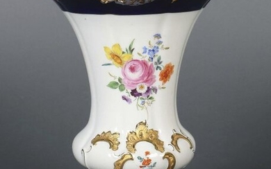 Splendid vase ''B-shape'' Meissen, after 1934, porcelain, vase rim and stand glazed in cobalt blue, the walls glazed in white with relieved rocailles as well as a bouquet of summer flowers and scattered flowers in onglaze painting, partly matt- and...