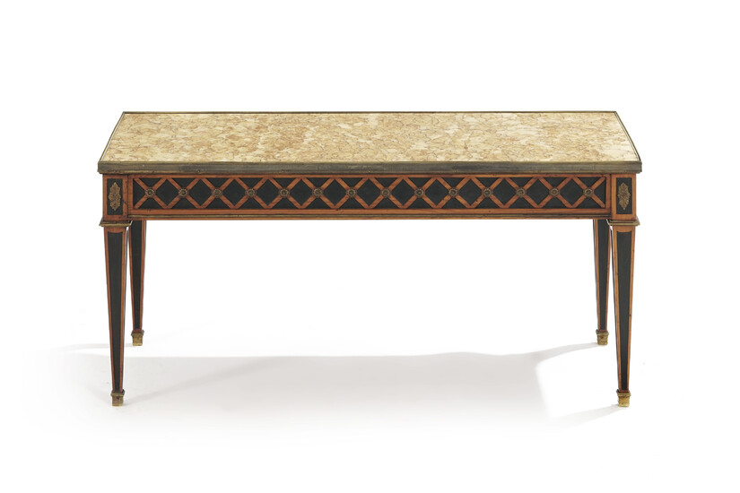 Table basse de style néoclassique, XXe s., en bois naturel et rechampi noir, plateau en marbre jaune, traverses ornées de croisillons, pie