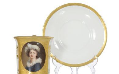 Tasse en porcelaine KPM, circa 1910-1920. A décor polychrome en médaillon du portrait d'Elisabeth Vigée Le Brun encadrée d'un décor sty