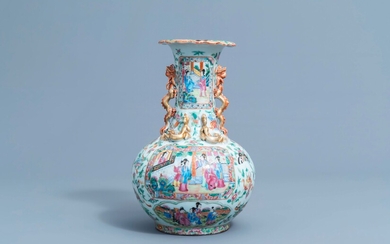 Un vase de forme bouteille en porcelaine de Chine famille rose de Canton à décor en relief, 19ème siècle