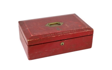 Une boîte à lettres en cuir rouge du Maroc "The Hon A. Clive Lawrence C.B.E."...