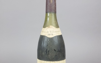 Une bouteille de Grands-Echézeaux rouge, Henri de Villamont, 1979 Niveau bas, étiquette sale