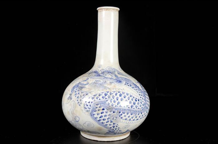 Vase - Porcelain - Very fine blue and white dragon vase - Korea - Joseon period