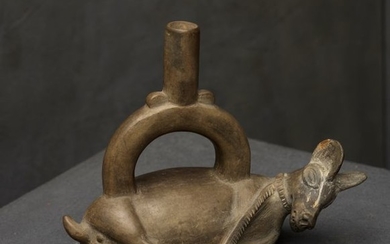 Vase cérémoniel Représentant un cerf Allongé… Calendrier Art Précolombien - Art d’Asie - Nouvelle… Lot n° 35