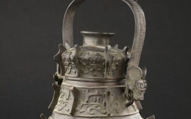 Vase couvert hu en bronze archaïsant Chine,... - Lot 35 - Daguerre