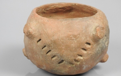 Vase terre peu cuite..En l'état.Style néolithique... - Lot 235 - Vermot et Associés