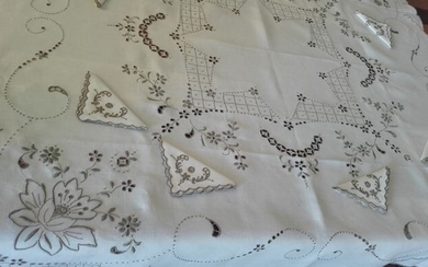 Wonderful regional towel from Madeira Island with embroidered flowers and 6 identical napkins (7) - Linen - Second half 20th century