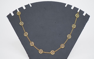 Yellow gold chain, decorated with filigree medallions.