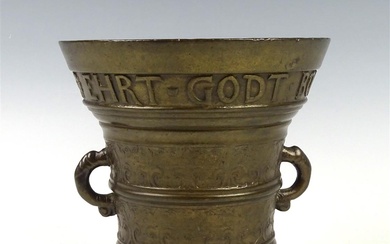 (-), antieke bronzen vijzel met randschrift 'Ehrt Godt...